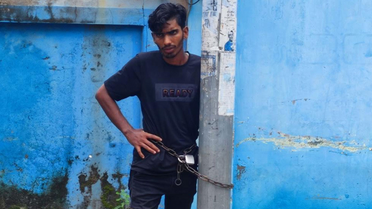 পাওনা টাকা না দেওয়ায় চুরির অপবাদে যুবককে শিকল দিয়ে বেঁধে নির্যাতন