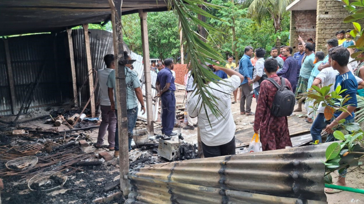 ২০ লাখ টাকা চাঁদা না দেওয়ায় ভাগনের বাড়িতে আগুন দিলেন মামা